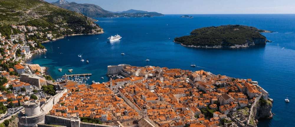 Croatia si Muntenegru odihna la marea albastra, insule in jur, corabii